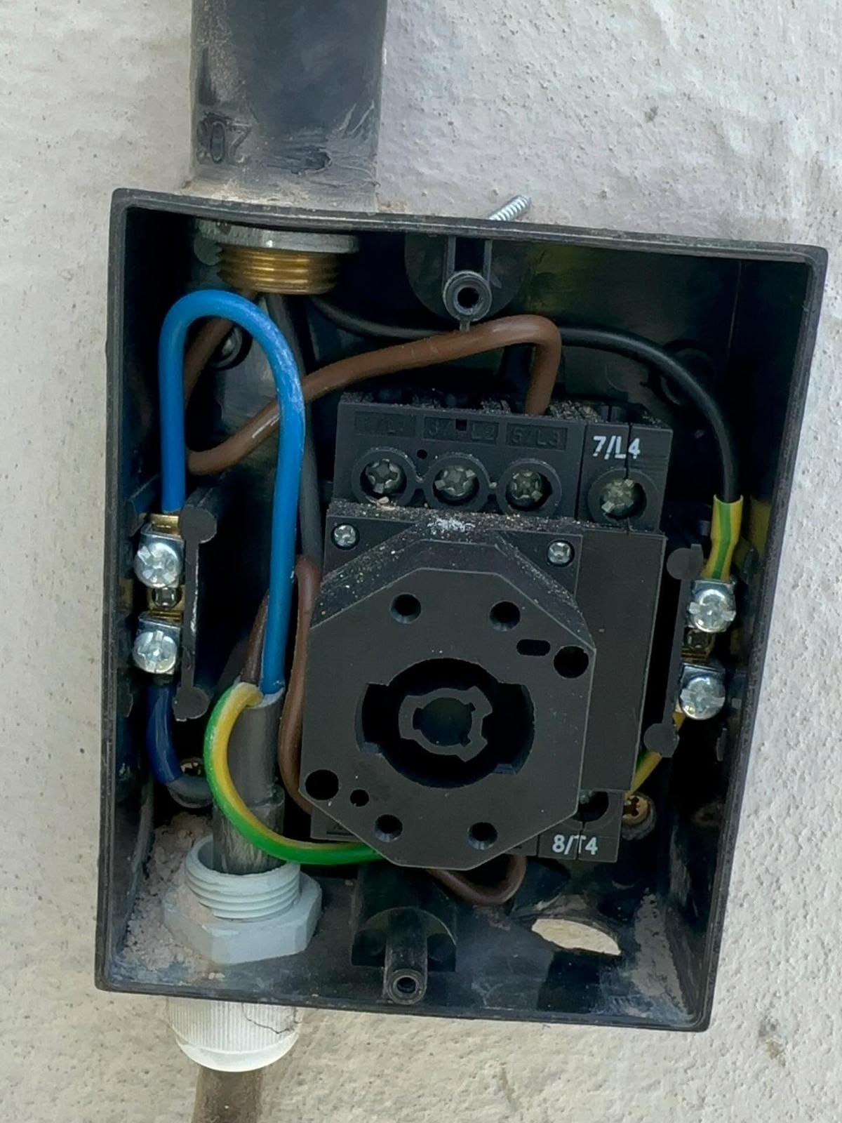 Electrical junction box wiring