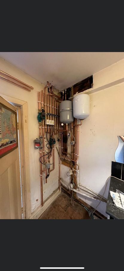 Gas pipe and heating installation